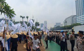 Polda Metro Jaya Kedepankan Pelayanan Humanis Saat Kawal Aksi KNARA di DPR Dengan Spanduk Simpatik