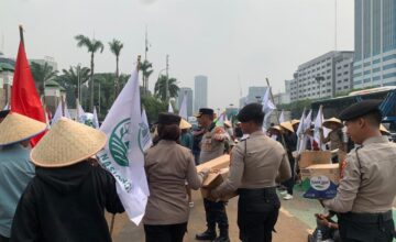Polisi Bagikan Snack dan Minuman ke Massa Aksi KNARA di DPR
