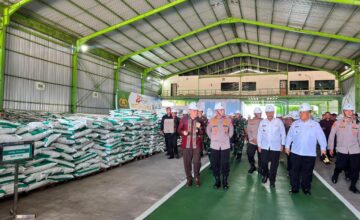 Kapolri Tinjau Pabrik Pupuk Batu Bara di Kampar, Lepas Distribusi 80 Ton Pupuk untuk Kelompok Tani Riau