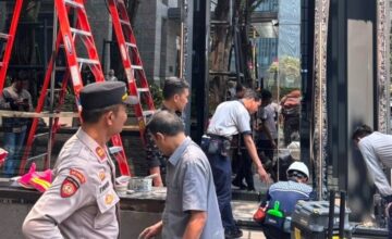 Mobil Tabrak Kaca Gedung di Kebayoran Baru, Pengemudi dan Pengelola Capai Kesepakatan
