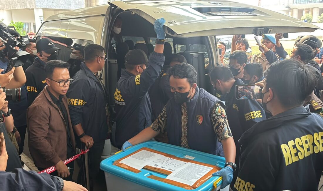 Polri Serahkan Tersangka dan Barang Bukti Perkara Dugaan Korupsi kepada Kejaksaan Agung