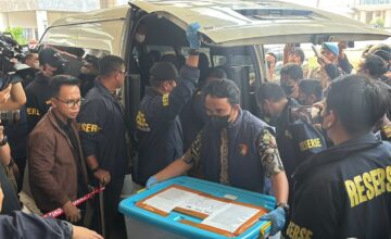 Polri Serahkan Tersangka dan Barang Bukti Perkara Dugaan Korupsi kepada Kejaksaan Agung