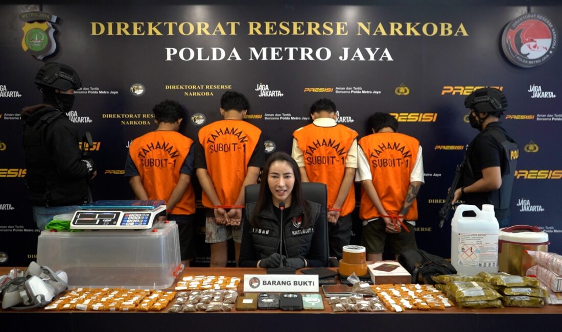 POLDA METRO JAYA MENGGAGALKAN SINDIKAT PENGEDAR TEMBAKAU SINTETIS SEBERAT 995 GRAM DISEBUAH  DIPEMUKIMAN PADAT YANG DIEDARKAN MELALUI MEDIA SOSIAL