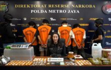POLDA METRO JAYA MENGGAGALKAN SINDIKAT PENGEDAR TEMBAKAU SINTETIS SEBERAT 995 GRAM DISEBUAH  DIPEMUKIMAN PADAT YANG DIEDARKAN MELALUI MEDIA SOSIAL