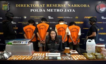 POLDA METRO JAYA MENGGAGALKAN SINDIKAT PENGEDAR TEMBAKAU SINTETIS SEBERAT 995 GRAM DISEBUAH DIPEMUKIMAN PADAT YANG DIEDARKAN MELALUI MEDIA SOSIAL