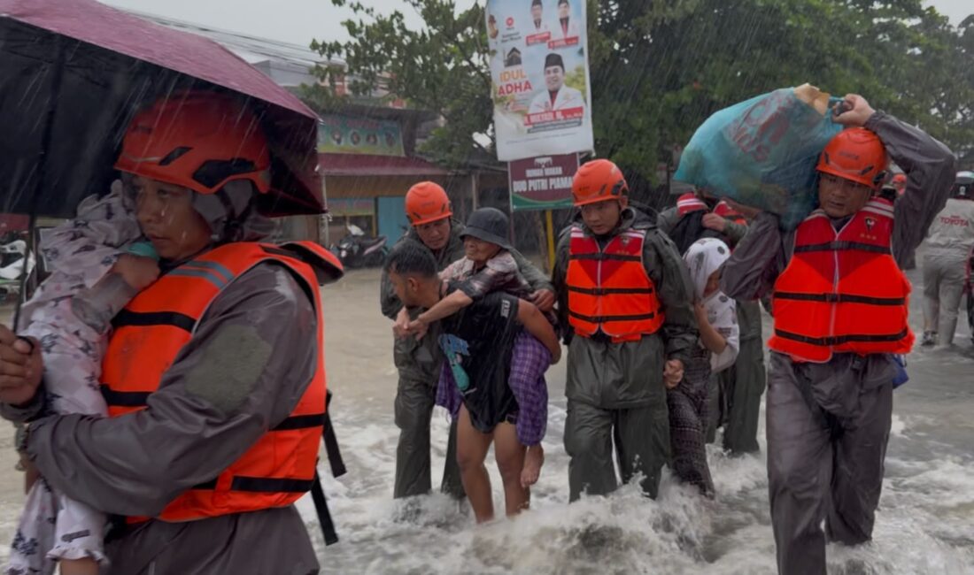 Polri Gerak Cepat Evakuasi Warga Terdampak Banjir di Padang